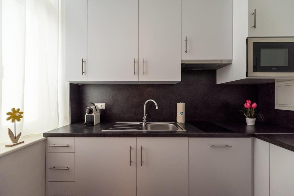 Pristine 1Br Steps From City By Hm Wien Exteriör bild