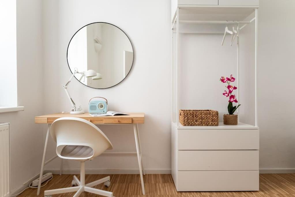 Pristine 1Br Steps From City By Hm Wien Exteriör bild