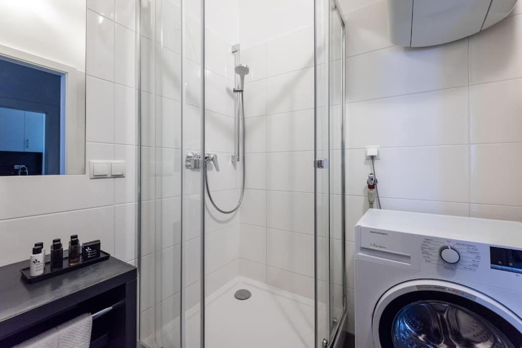 Pristine 1Br Steps From City By Hm Wien Exteriör bild